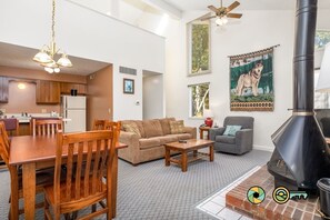 Flachbildfernseher, Kamin, DVD-Player