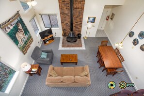 Televisión de pantalla plana, chimenea y reproductor de DVD 