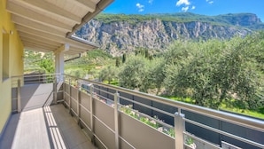 A balcony with a view of a mountainous landscape. - Mirabelle - Apartment with Terrace & Views, Dro, Italy (Dro)