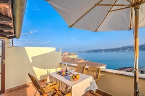 Outdoor dining - Laetitia Salò-Historic center near Lake, Salò, Italy (Salò)
