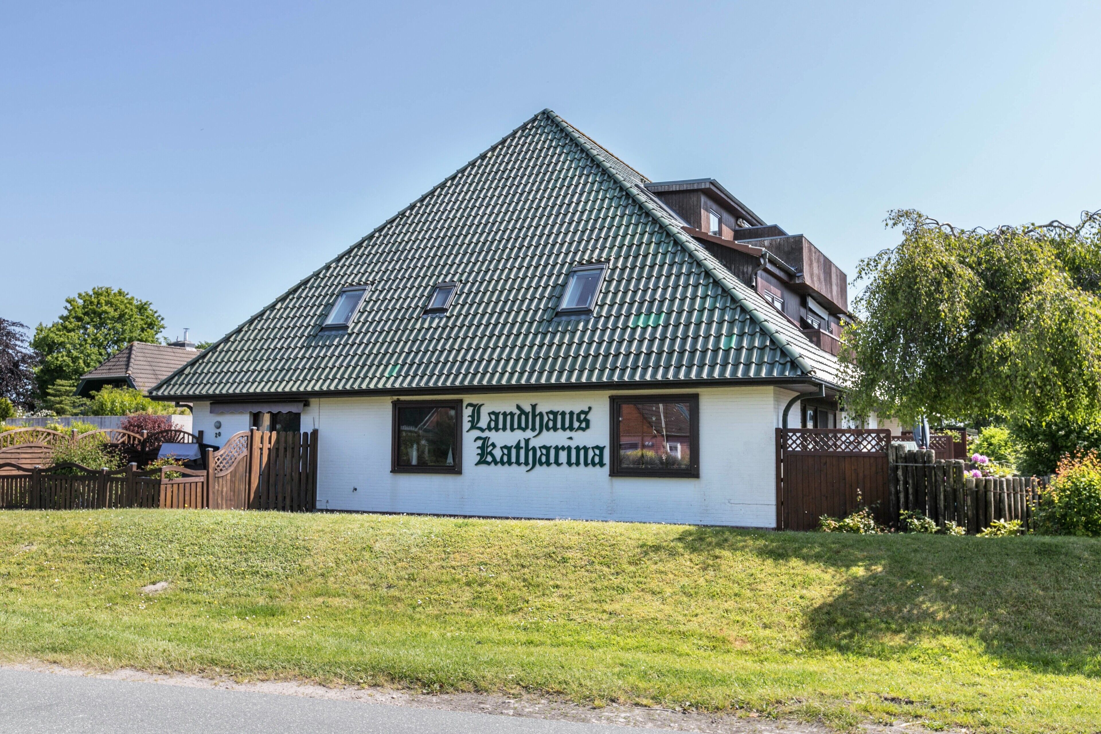Un bâtiment doté d’un toit végétalisé et d’une enseigne indiquant « Landhaus Katharina ».