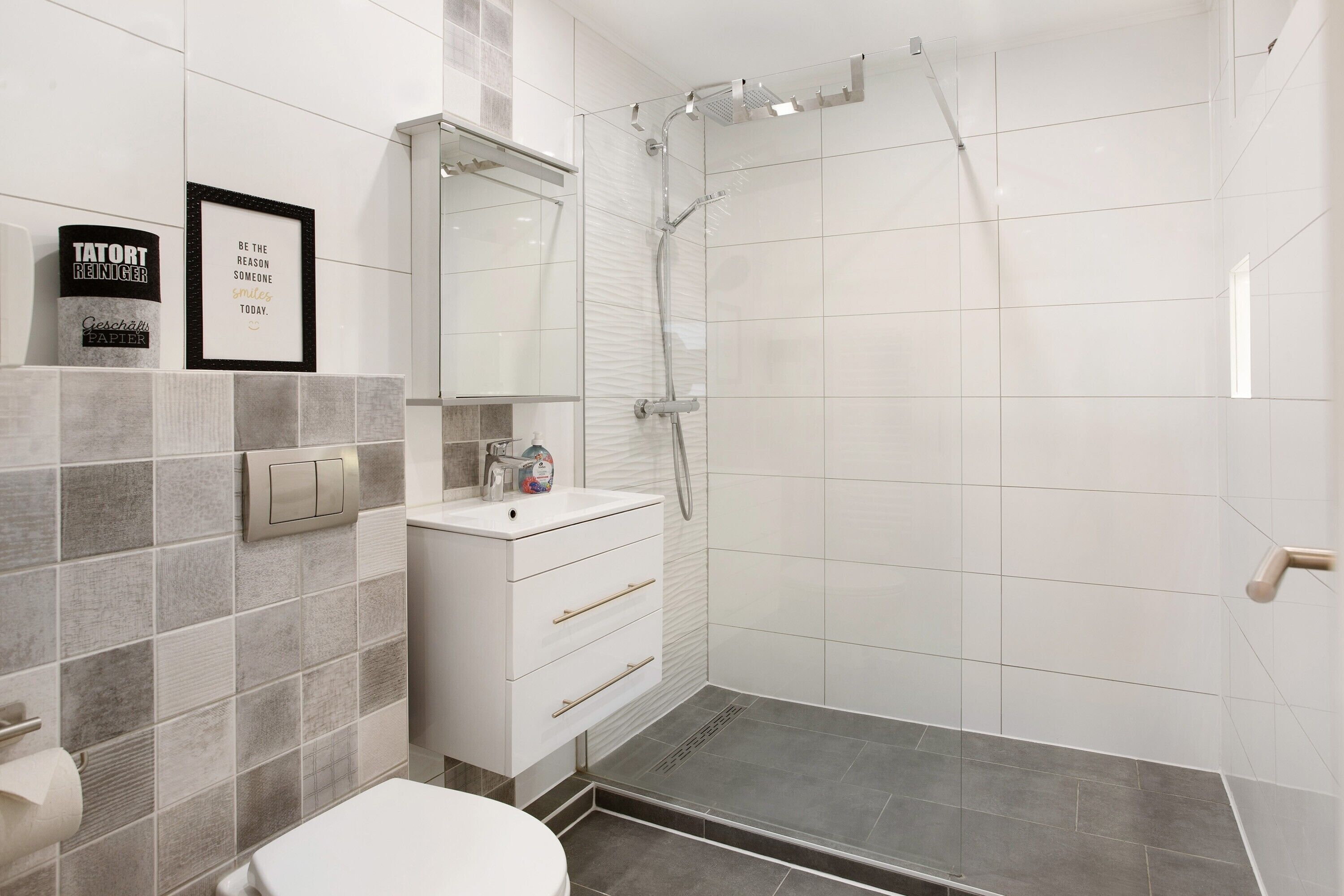 Dusche, kostenlose Toilettenartikel, Haartrockner, Handtücher