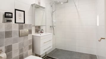 Dusche, kostenlose Toilettenartikel, Haartrockner, Handtücher