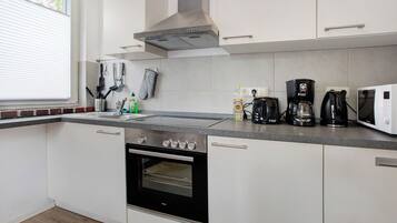 Geladeira, micro-ondas, fogĂŁo, cooktop