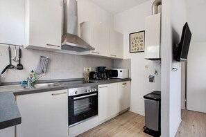 Frigorífico, microondas, horno y placa de cocina