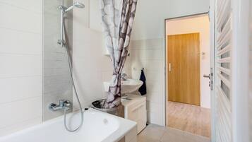 Badewanne, Haartrockner, Handtücher