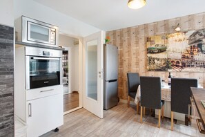 Dining - Apartment "Moderne 3 Zimmer Wohnung - Zentral" with Wi-Fi (Wilhelmshaven)