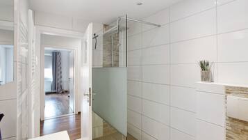 Shower, hair dryer, towels