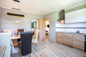 Fridge, microwave, oven, stovetop - Apartment "Liebevoll Eingerichtete Wohnung" with Wi-Fi (Wilhelmshaven)