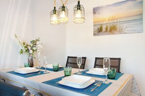 Dining - Apartment "Mansarde" close to the Sea with Wi-Fi (Wilhlemshaven)