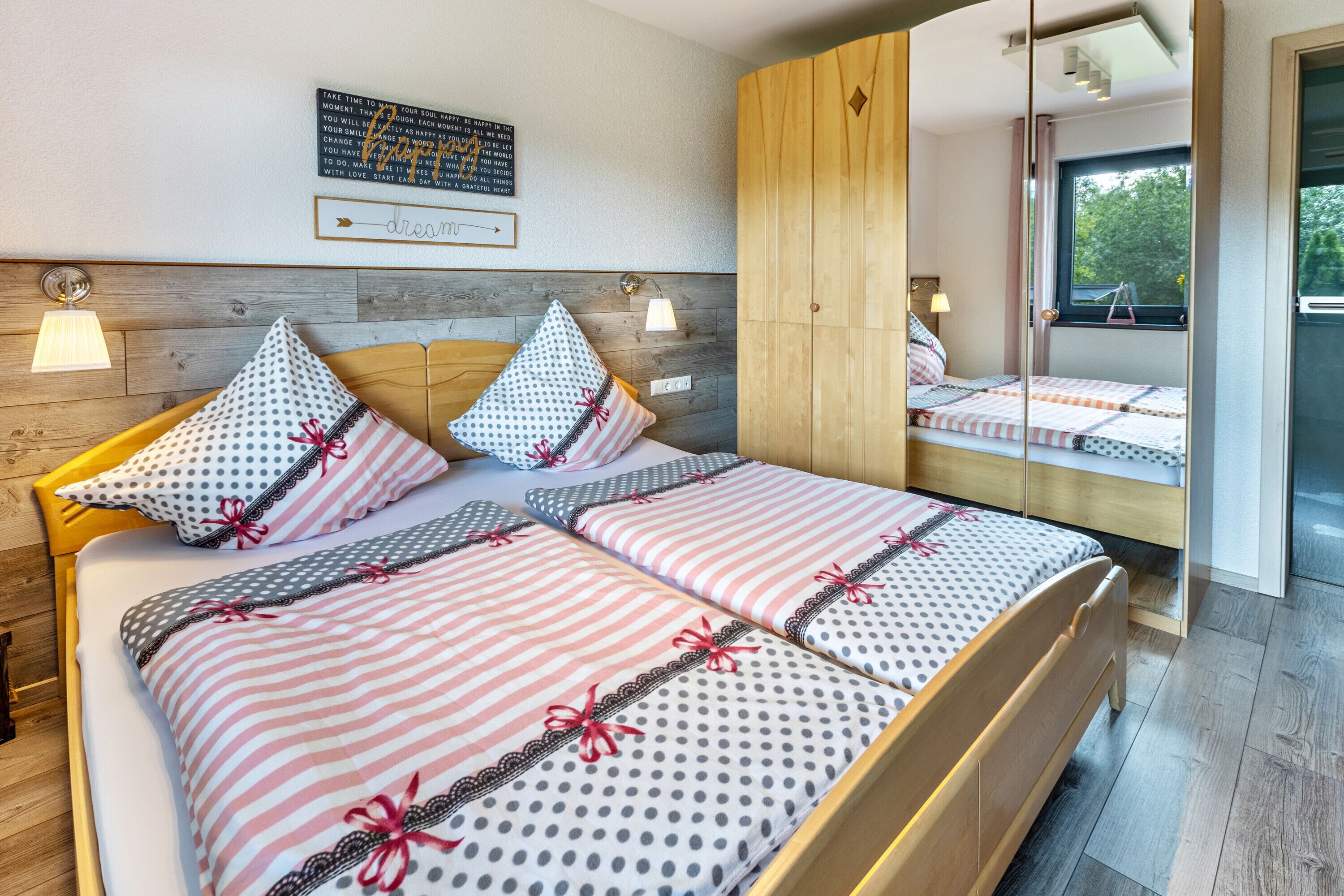 2 slaapkamers, een strijkplank/strijkijzer, gratis wifi, beddengoed