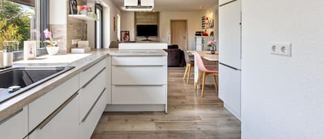 Kühlschrank, Mikrowelle, Ofen, Herdplatte