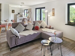 Télévision, table de tennis de table, chaîne hi-fi