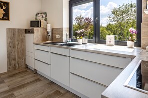 Geladeira, micro-ondas, fogão, cooktop