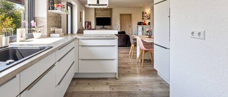 Jääkaappi, mikroaaltouuni, uuni, liesi