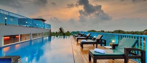 Outdoor pool, pool loungers