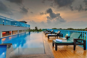 Outdoor pool, sun loungers - De Mandarin Hotel, Goa (Candolim)