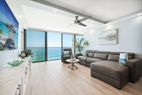 Luxury on Cloud 9! Amazing oceanfront views. 2 bedrooms 2 bath, Sleeps 6 guests.