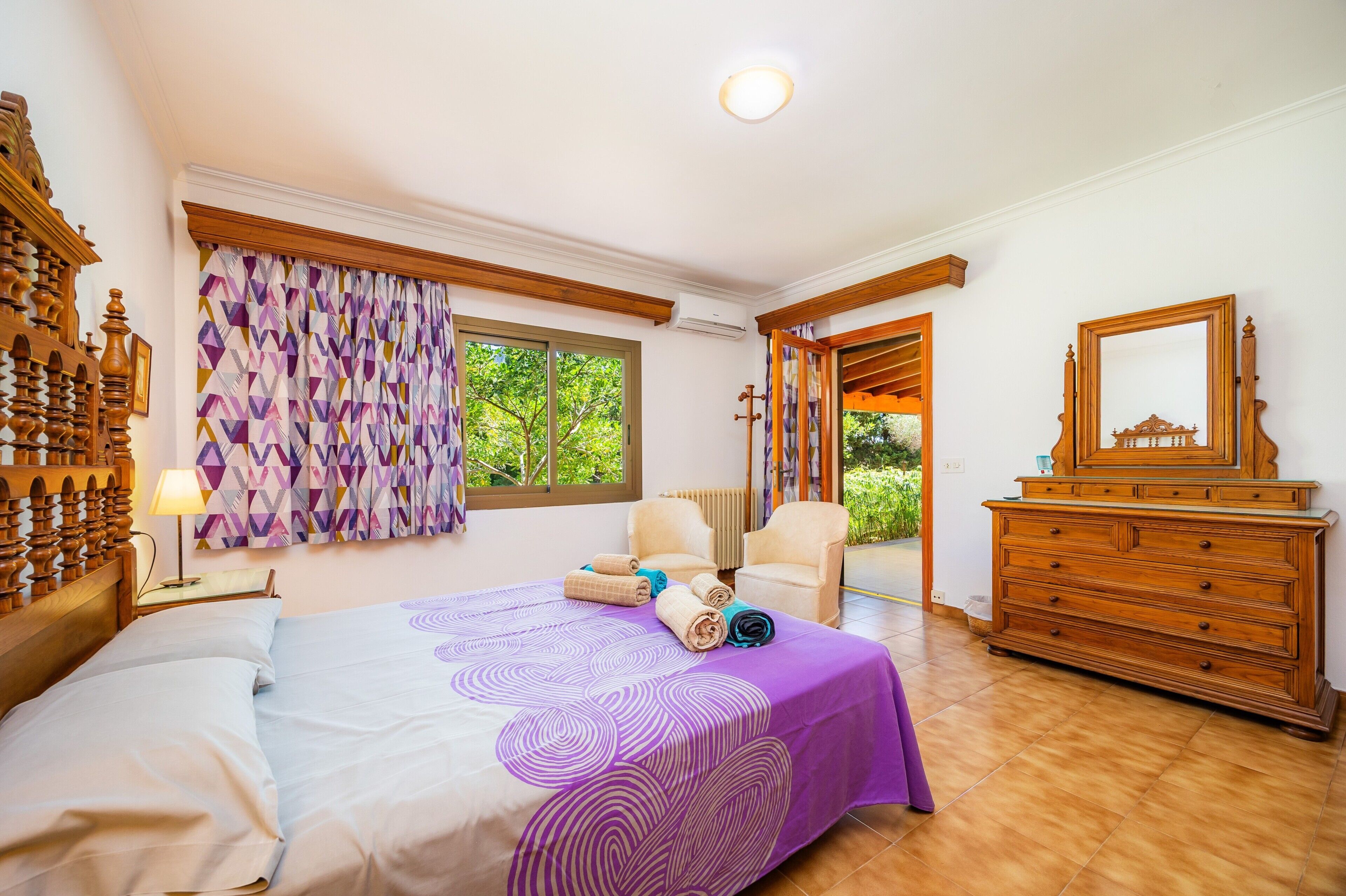 4 bedrooms, iron/ironing board, free WiFi, bed sheets