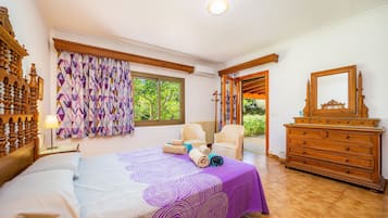 4 bedrooms, iron/ironing board, free WiFi, bed sheets