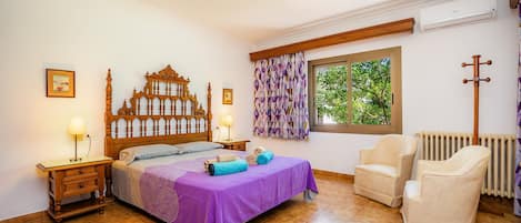 4 bedrooms, iron/ironing board, free WiFi, bed sheets