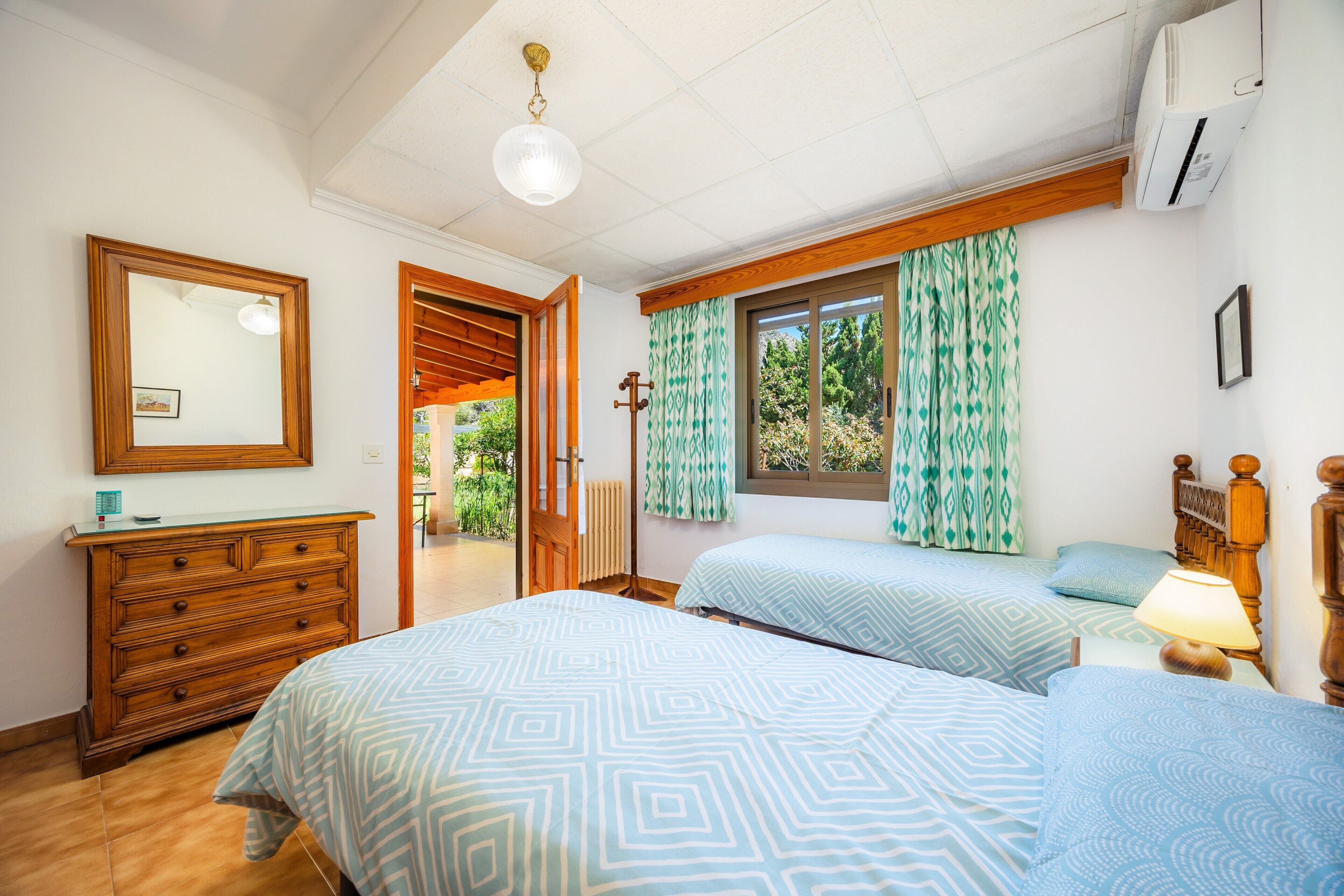 4 bedrooms, iron/ironing board, free WiFi, bed sheets