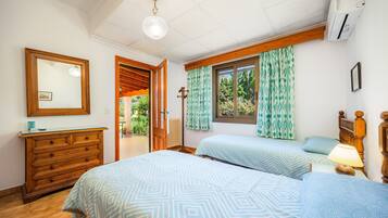 4 bedrooms, iron/ironing board, free WiFi, bed sheets
