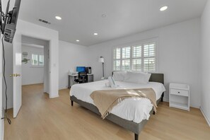 5 habitaciones, escritorio y tabla de planchar con plancha 