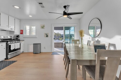 REMODELED Hilltop Home Hot Tub/BBQ/Game Room/Self Check-In