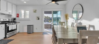 REMODELED Hilltop Home Hot Tub/BBQ/Game Room/Self Check-In