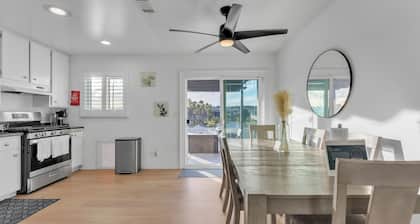 REMODELED Hilltop Home Hot Tub/BBQ/Game Room/Self Check-In