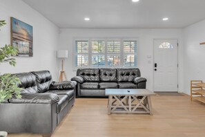 Smart TV, chimenea, monitor de computadora y impresora 