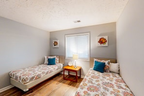 2 bedrooms, iron/ironing board, Internet, bed sheets - Inviting condo with pool, hot tub, tennis, balcony, & washer/dryer (Little River)
