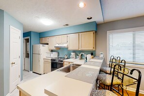 Fridge, microwave, oven, stovetop - Inviting condo with pool, hot tub, tennis, balcony, & washer/dryer (Little River)