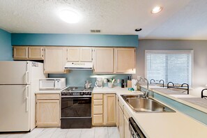 Fridge, microwave, oven, stovetop - Inviting condo with pool, hot tub, tennis, balcony, & washer/dryer (Little River)