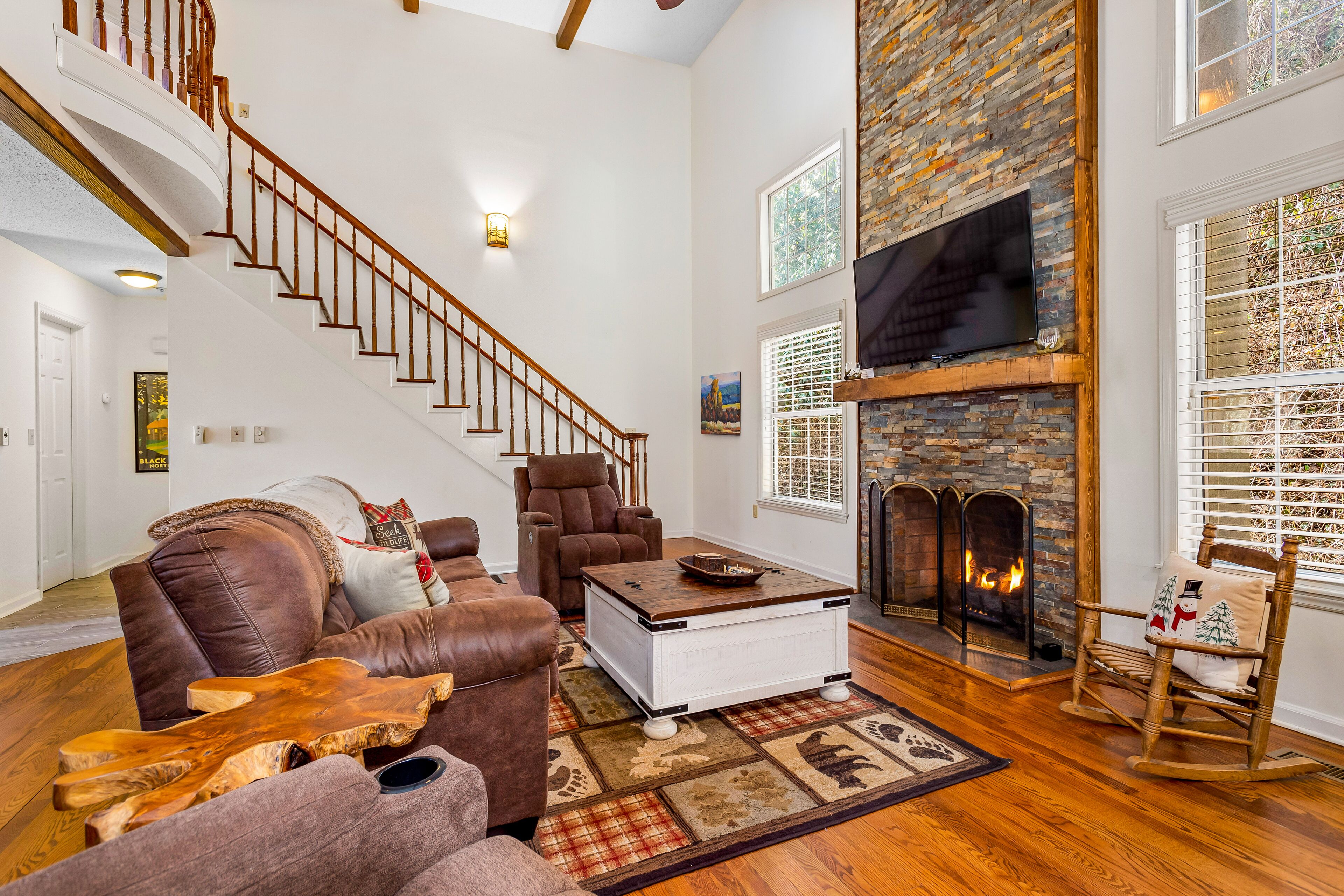 TV, caminetto, lettore DVD, tavolo da calcetto