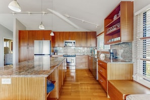 Refrigerador, microondas, horno y parrilla de estufa