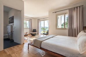 4 室のベッドルーム、セーフティボックス (室内)、アイロン / アイロン台、旅行用ベビーベッド