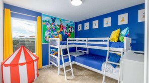 12 bedrooms, iron/ironing board, WiFi, bed sheets - Super 12 bed/11.5 bath pool home, sleeps 30, top gated resort/location. (Davenport)