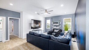 Una Smart TV, un futbolín