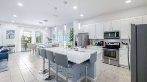 Fridge, microwave, oven, stovetop - Super 12 bed/11.5 bath pool home, sleeps 30, top gated resort/location. (Davenport)