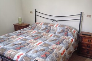1 bedroom, iron/ironing board, free WiFi, bed sheets - 1-bed Apartment Sleeps 2 - Free Parking and Garden (Gallinaro)