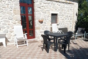 Outdoor dining - 1-bed Apartment Sleeps 2 - Free Parking and Garden (Gallinaro)