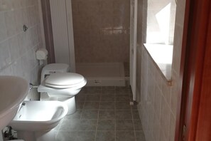 Shower, towels - 1-bed Apartment Sleeps 2 - Free Parking and Garden (Gallinaro)