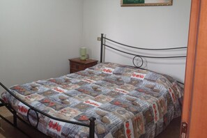 1 bedroom, iron/ironing board, free WiFi, bed sheets - 1-bed Apartment Sleeps 2 - Free Parking and Garden (Gallinaro)