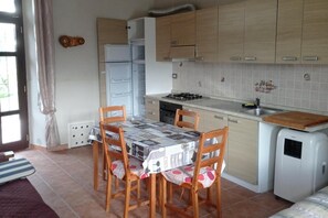 Dining - 1-bed Apartment Sleeps 2 - Free Parking and Garden (Gallinaro)