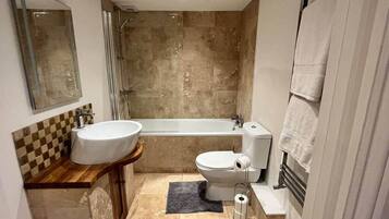 Apartment, 1 Queen Bed | Bathroom | Combined shower/bathtub, deep-soaking bathtub, towels
