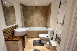 Apartment, 1 Queen-Bett | Badezimmer | Duschwanne, Komfortbadewanne, Handtücher