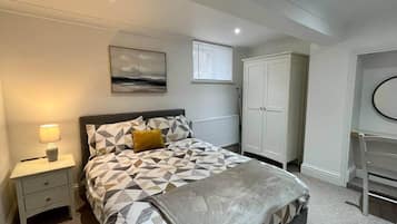 Apartment, 1 Queen Bed | 1 bedroom, iron/ironing board, free WiFi, bed sheets