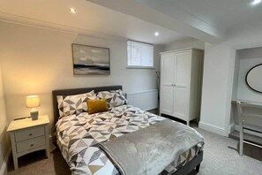 Apartment, 1 Queen Bed | 1 bedroom, iron/ironing board, free WiFi, bed sheets - Inviting 1-bed Apartment in Banbury (Banbury)